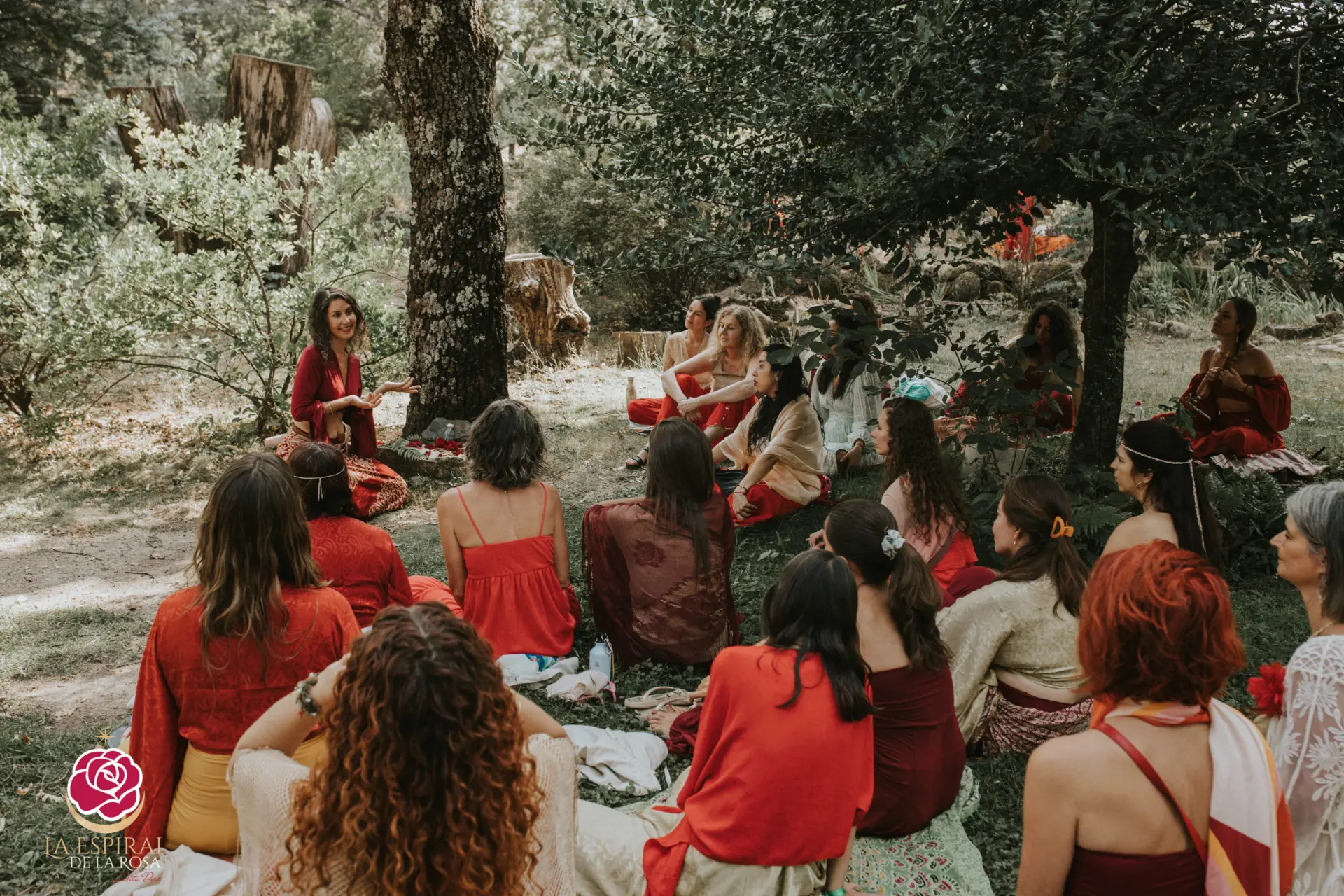 Olga guiando un círculo de mujeres en ceremonia en el bosque