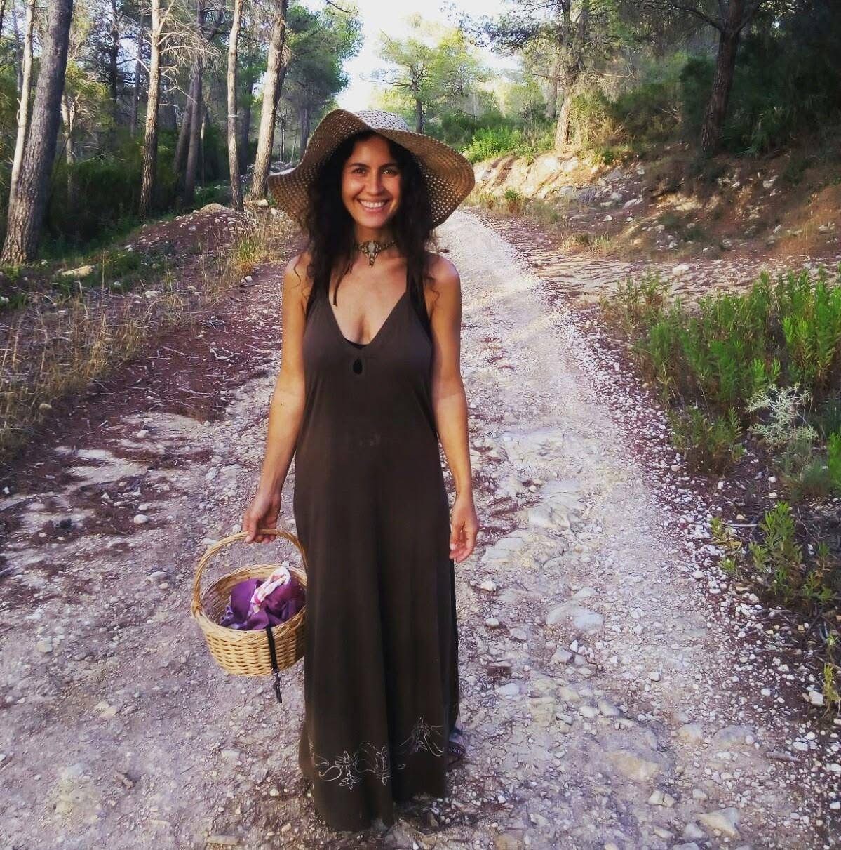 Olga de joven en un camino del bosque, con cesta y sombrero